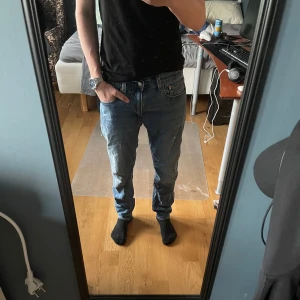 Levis 512 - Klassiska blå Levis 512 jeans med slim passform och knappgylf. W31 L32. Bara använd en gång.