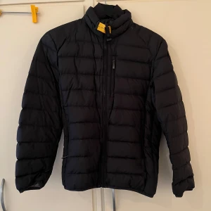 Parajumper Jacka - Jacka från parajumper köpt från kidsbrandstore. Barn storlek men passar som XS!