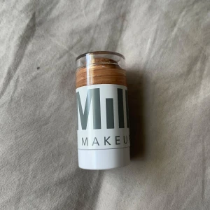 Milk bronser stick - Milk bronser stick i färgen bake. Använd mycket därför så billigt pris. Inte jätte mycket kvar. Kommer självklart rengöra fint innan jag postar men har ej hunnit.
