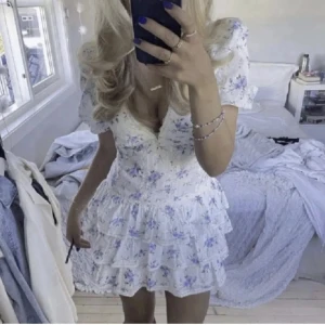 Vit blommig kortklänning med volang - (Första bild en liknande) säljer denna klänning då den inte passar mig, det ska vara storlek M men skulle säga att det är en storlek S 💝