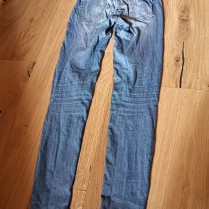 Gina tricot Molly jeans storlek s - Ljusblå. Hög midja. Snygg, tight passform. De har stretch dragningat. Jag tycker inte att det syns vid användning. Jag ser inga andra defekter. The good project 