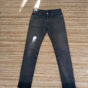 Svarta jeans från A.P.C. - Säljer ett par svarta jeansbyxor från A.P.C. i modellen Petit Standard. Byxorna har klassisk femficksdesign, raka ben och stängs med dragkedja och knapp. Perfekta för dig som gillar stilrena och tidlösa jeans.