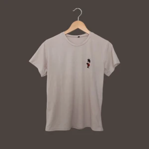 Beige t-shirt med palmtryck - Snygg beige t-shirt med ett litet tryck av palmer och en röd sol på bröstet. Klassisk rund halsringning och korta ärmar. Perfekt för en avslappnad stil.