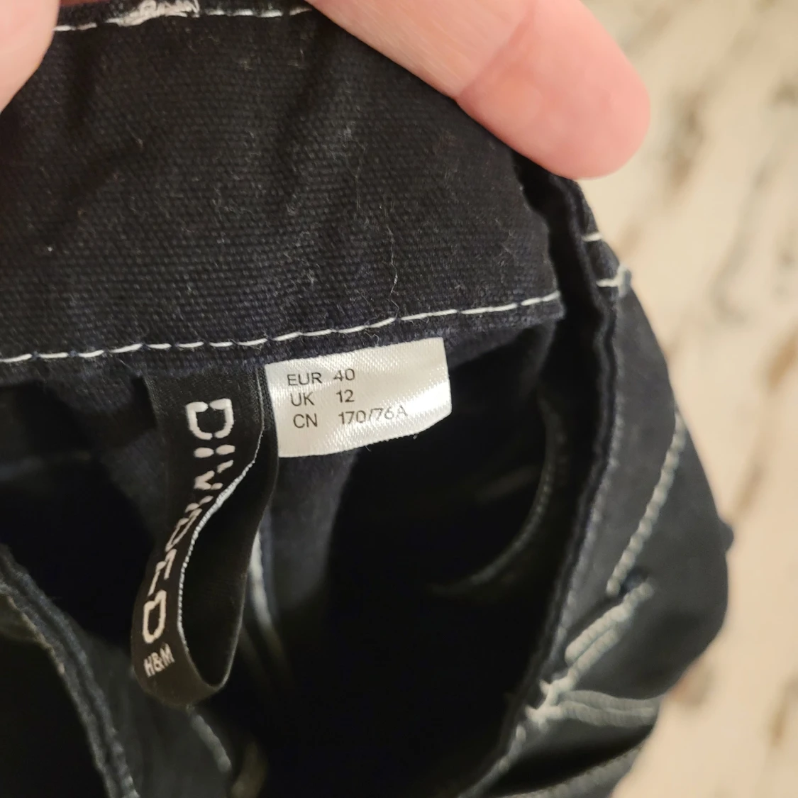Svarta byxor med vita sömmar från H&M Divided st 40 - 2