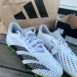 Adidas Predator fotbollsskor  - Säljer ett par splitter nya Adidas Predator.                           Köptes i adidas för 1 vecka sen som present till lillebrorsan men passade inte (kvitto finns)  perfekt som present hör av dig vid funderingar 