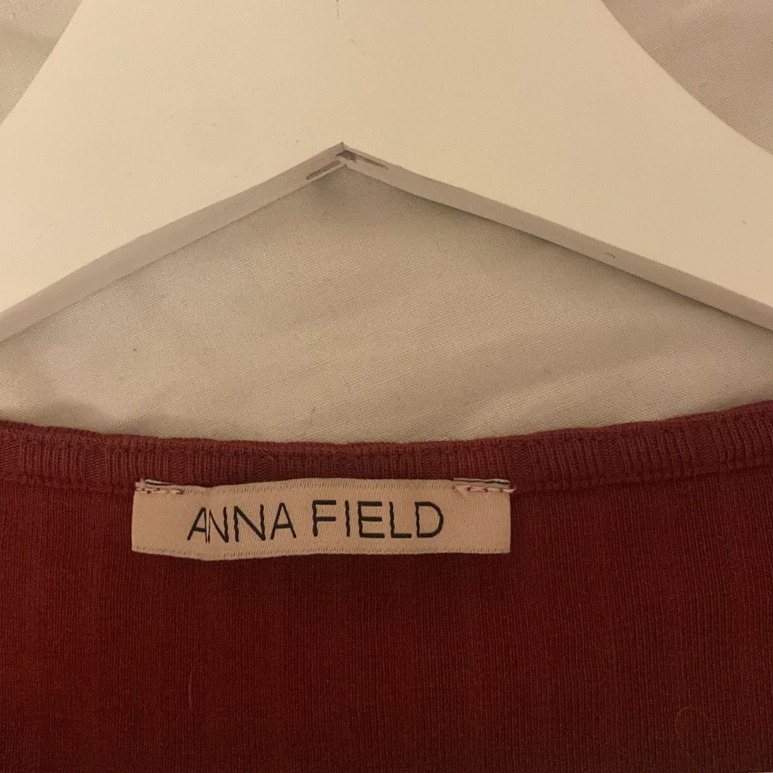 Vinröd ribbad topp från Anna Field - 1