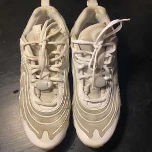 Nike React 270 - skorna är i bra skick och funkar perfekt, pris kan diskuteras om ni har några frågor fråga gärna 🙂