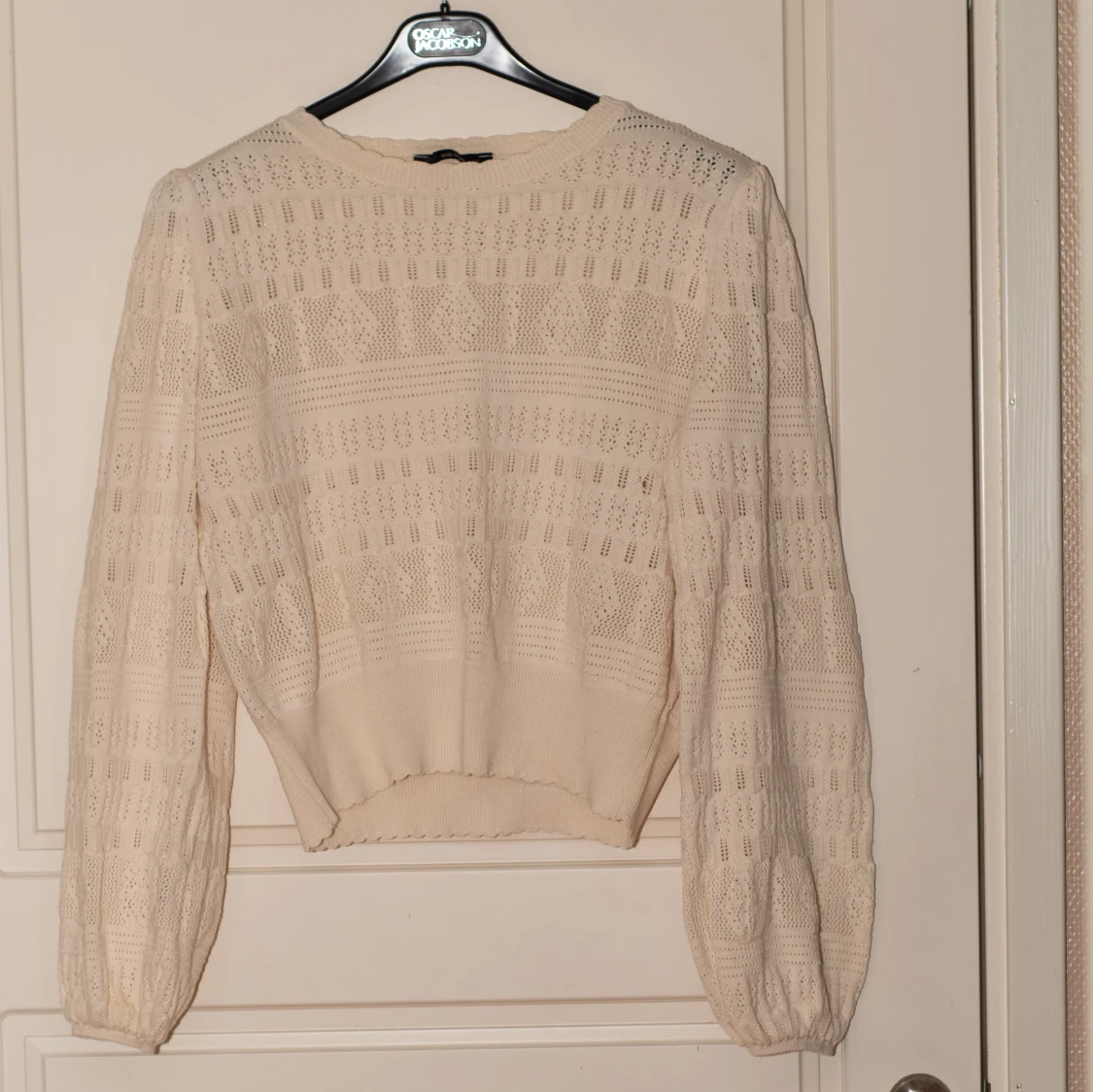 Beige stickad tröja med spetsmönster