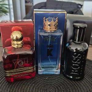 Tre herrparfymer: Emporio Armani, Dolce & Gabbana, Hugo Boss - Säljer tre herrparfymer: Emporio Armani Stronger With You Amber i röd och guld flaska, Dolce & Gabbana K i blå flaska med guldkrona, samt Hugo Boss Bottled Night i svart flaska. Endast testade, alla i 100 ml.