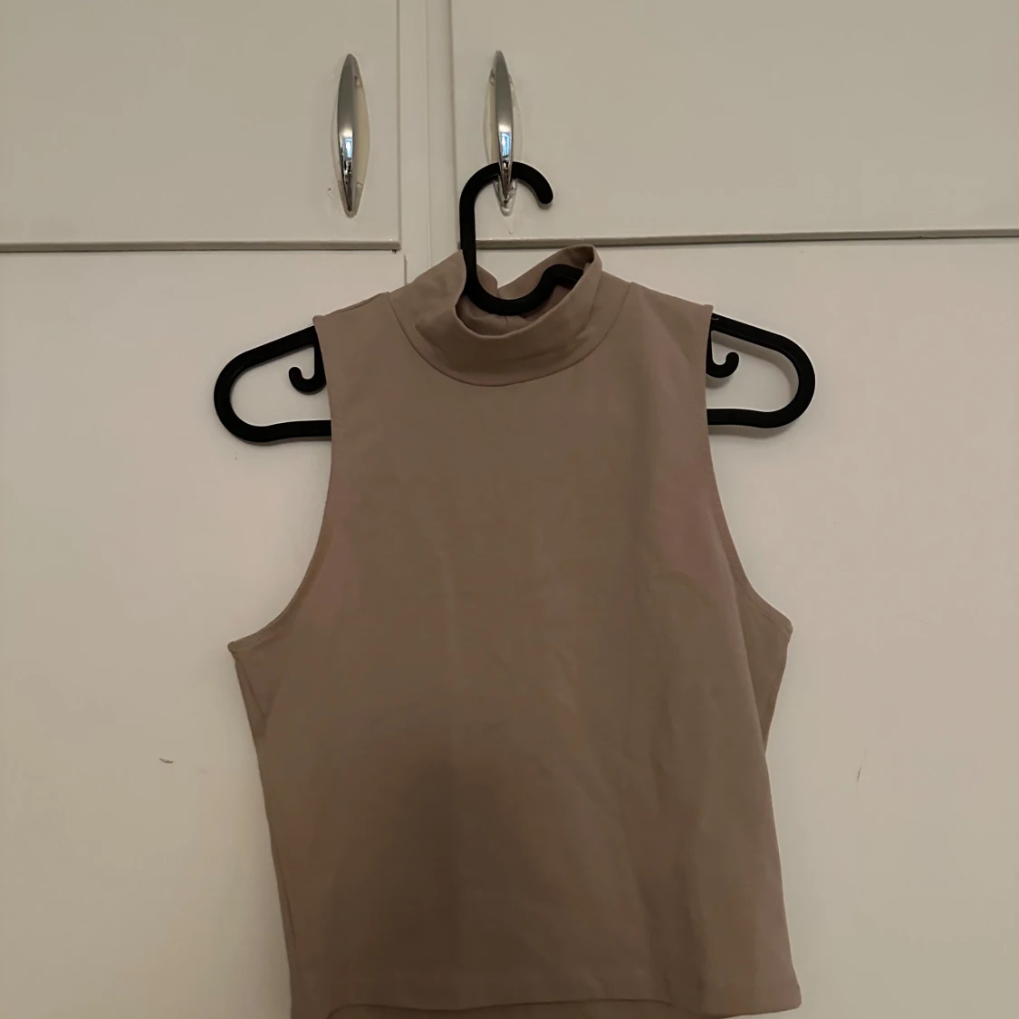 Beige ärmlös polotopp