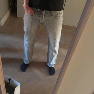 Replay jeans - Säljer nu ett par tvär feta ljusgråa replay jeans med skön tvätt som är grymma till vår/sommar. Jeansen är i storlek 33 men sitter som 32/32. Priset är inte hugget i sten. Hör av dig vid minsta lilla fundering. MVH vi på von ädi closet🤗
