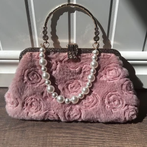 Rosa handväska - Rosa söt väska med små rosor som har ett litet handtag och ett stort fack💗