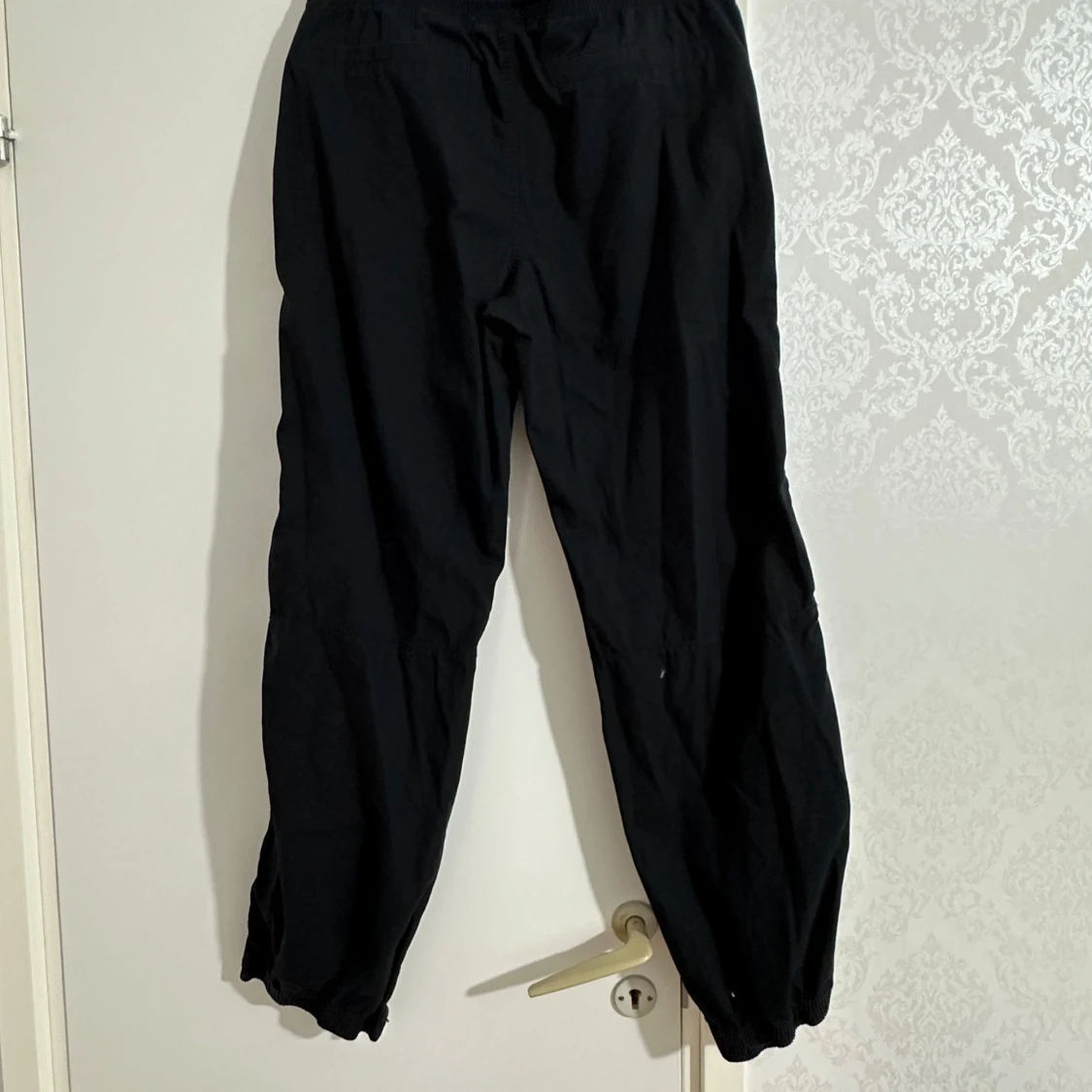 Svarta cargopants med dragsko - 2