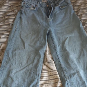 Ljusblå LANE jeans från Lager 157 - Ljusblå jeans från Lager 157 i storlek L och stilen LANE. De är väldigt bekväma men passar tyvärr inte mig. De går ner till precis över fötterna på mig och jag är 169cm ungefär 😊 Kom gärna med prisförslag! Går att diskutera, jag dömer ingen.