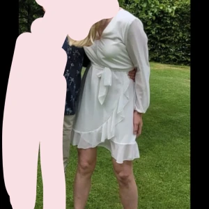 Skolavslutningsklänning - En jättefin vit klänning från sister point i strl M men passar även S. Använd 2 gånger och är i helt nyskick. Nypris: ca 700 kr. Säljer för 250 men pris går att diskutera❤️