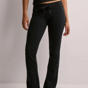 Low waist mjukisbyxor  - Svarta mjukisbyxor med bootcut-modell och knytband i midjan. Byxorna har en bekväm passform och sitter bra. Dessa är nästan helt nya och säljer pga att dom inte kommer till användning. Sitter snyggt men bekvämt, rekommenderar!💕💕