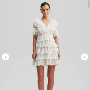 By Malina klänning - Superfin By Malina klänning!! Perfekt till student och skolavslutning! Storlek XS. Jättefint skick, aldrig använd utan enbart testad. Nypris 2800kr. 