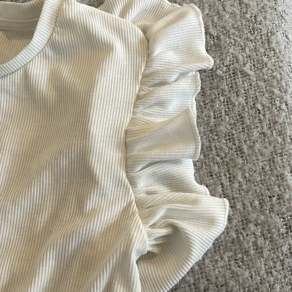 Vit ribbad topp med volangärmar från SHEIN - 3