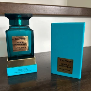 Tom Ford Neroli Portofino Eau de Parfum 100 ml - Exklusiv parfym från Tom Ford i doften Neroli Portofino. Flaskan är turkosblå med guldfärgad etikett och matchande turkos kartong. Eau de Parfum, 100 ml. Lyxig och fräsch doft med citrus och blommiga toner.