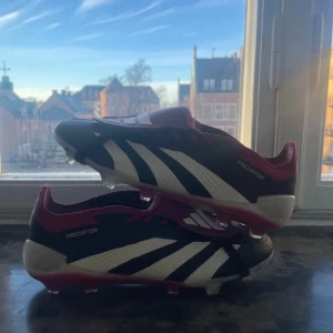 Adidas Predator 30 - Säljer ett par Adidas Predator 30th anniversary  limited edition. Finns ändast 1994 par i hela världen och de är köpta på unisport för 3600 men nu på stock X kostar de 8000. Säljer på grund av att de inte passar.