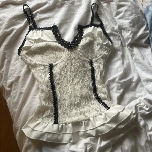 Spetslinne - Jättecute spetslinne som inte kommer till användning, köpt här på plick❕❕☑️linnet har en dragkedja så man kan sätta på sig det enklare