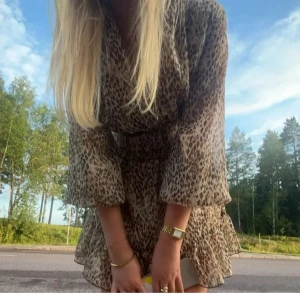 Leopardmönstrad omlottklänning - Säljer en kort leopardmönstrad klänning ifrån Zara. ( Lånade bilder) 🌸🌸