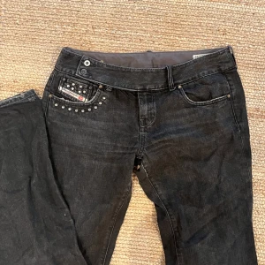 Diesel jeans - Coolaste dieseljeansen med strass och snygg knäppning, aldrig använda då dom tyvärr var för små för mig💛