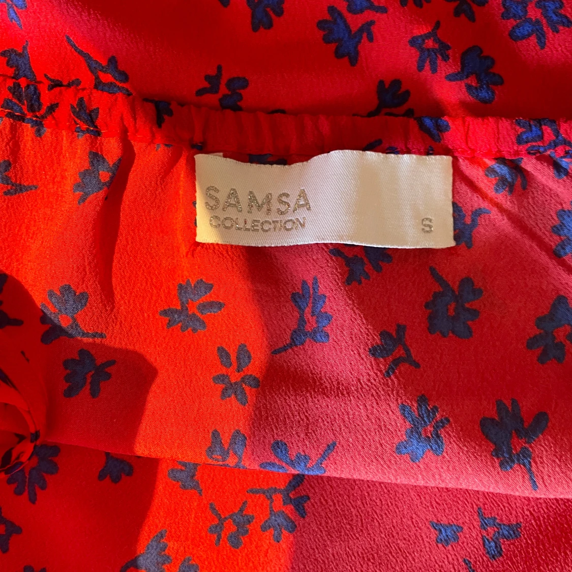 Röd blommig linnetopp från SAMSA Collection - 2