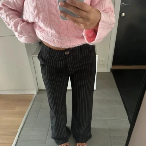 Svarta kostymbyxor med vita ränder - Superfina kostymbyxor från venderbys! Knappt använda, 499kr nypris