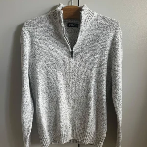 Half zip från Chaps - Säljer en ljusgrå stickad tröja från Chaps med halv dragkedja och ståkrage. Tröjan är strl S i mycket bra skick.