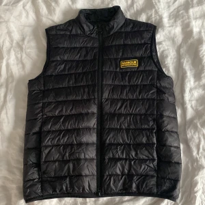 Barbour väst - Riktigt snygg väst från Barbour, storlek M och har inga synliga defekter. Perfekt till våren! Köpt på boozt och har endast påsen kvar. Fraktar inom 24h!