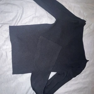 Svart ribbad långärmad topp från hm - Säljer en svart ribbad långärmad topp från hm helt oanvänd jättefin öppen i ryggen pris kan diskuteras 