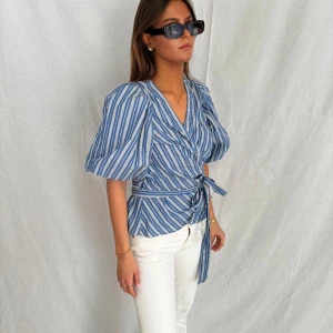 Randig omlott topp - Blå vit omlott topp.