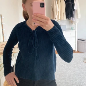 Stickad tröja med snörning - Stickad tröja med snörning!!