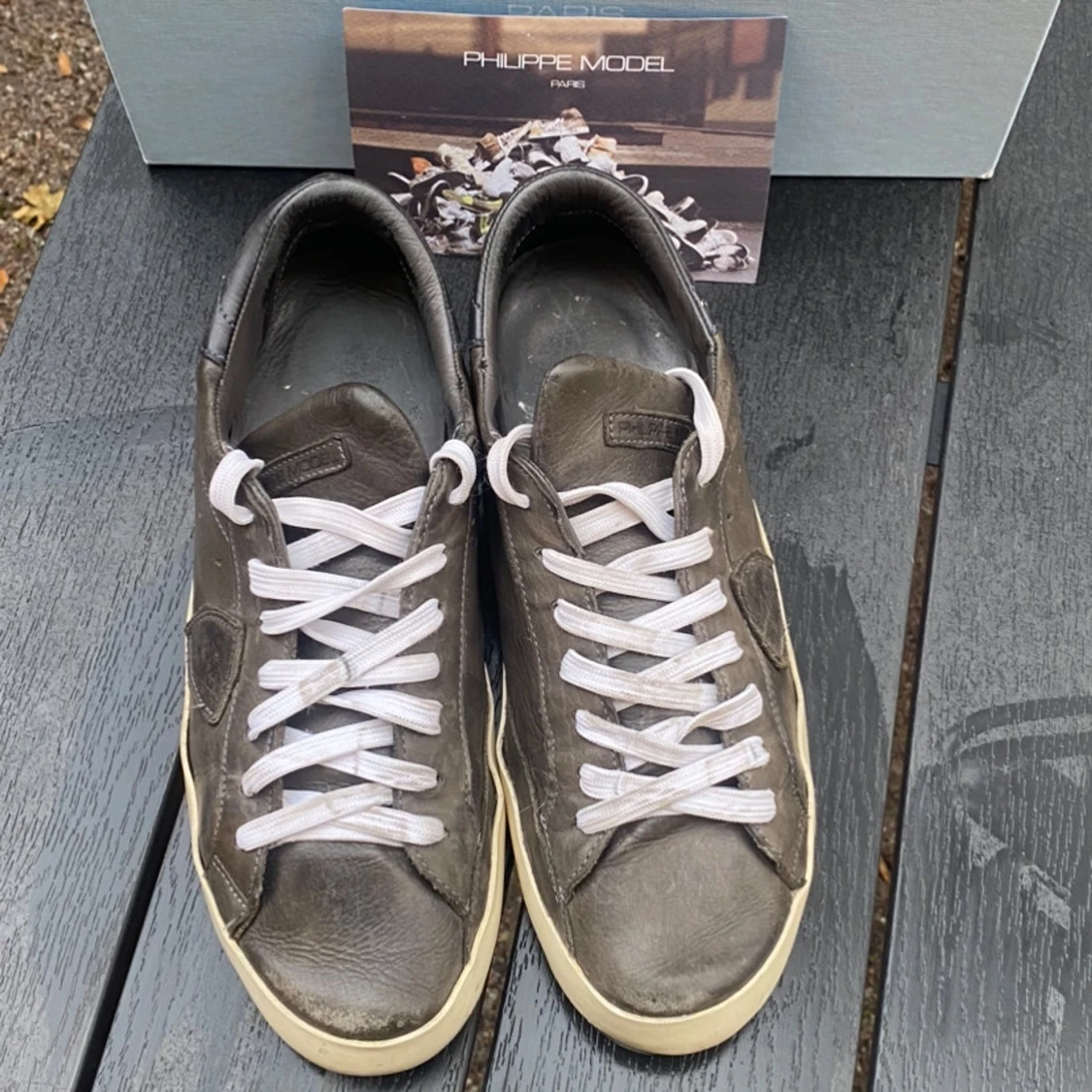 Grå sneakers från Philippe Model - 1