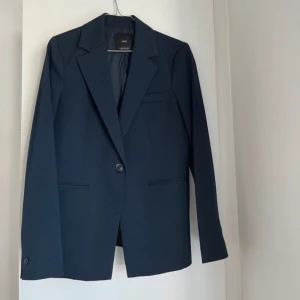 Blazer från Mango - Mörkblå blazer från mango. Strl 38, passar 36.