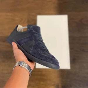 Maison Margiela Gats - Säljer mina mörkblå Gats i storlek 45. Dem är i mycket bra skick med mindre tecken på användning. Nypris 7000-8000. Skorna är äkta och allt og följs med. Hör av dig vid frågor/Maxi