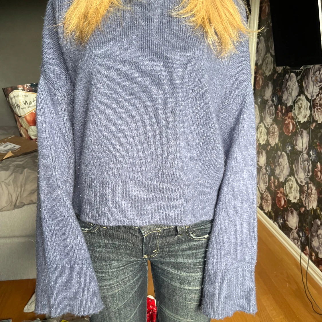 Blå stickad tröja med vida ärmar