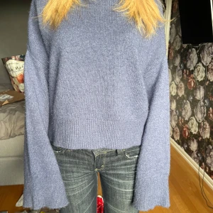 Blå stickad tröja med vida ärmar - Mysig blå stickad tröja med vida armar, skriv för fler bilder eller frågor💞💞