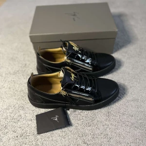 Giuseppe zanotti skor  - Tja säljer nu dessa feta unika svarta skorna ifrån Giuseppe Zanotti i storlek 44 för endast 2899kr! Skorna är i riktigt fint skick och perfekt nu mot sommarn! Box medföljer | priset är ej hugget i sten! Skriv i dm vid funderingar🙌