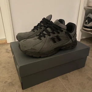 New balance 1906R - Säljer nu mina grymt snygga newbalance!  Säljer dom enbart för jag tycker storleken inte passar mig, grymt sköna snygga och passar till allt, använt dom lite grann men inget slitage, skickar med original kartong och kvitto, storlek 45 men sitter som en 44