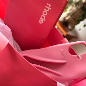 Rhode Lip case till IPhone 16! - Rhode Lip case "Ribbon" i silikon som passar till IPhone 16 med kartong och fin matchande presentpåse. Nytt!