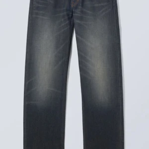 Arrow Low Straight - Säljer ett par blåa Arrow Low Straight Jeans från Weekday. Klassisk femficksmodell med låg midja och raka ben. Jeansen har snygga kopparfärgade nitar och knappar samt tydliga kontrastsömmar. Pris kan diskuteras🥰🥰