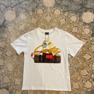 Corteiz T-Shirt - Vit t-shirt från Corteiz. Tillverkad i 100% bomull. Storlek XS. Skickar samma dag som köp.