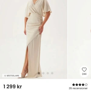 Balklänning - Elegant beige långklänning med omlott-design och v-ringning. Klänningen har kortärmade ärmar och en stilren slits framtill. Helt ny med prislapparna kvar, endast testad. Storlek 34💕💕 
