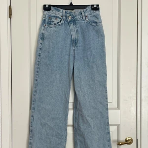 Ljusblå stradivarius - Klassiska ljusblå stradivarius jeans med raka ben och hög midja. Jeansen har fem fickor, knappgylf och en avslappnad passform. Perfekta för en tidlös och avslappnad stil.