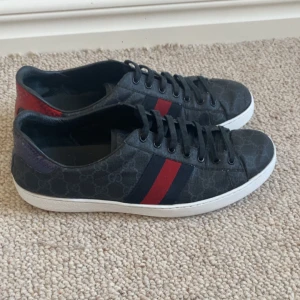 Gucci ace - Säljer ett par otroligt snygga Gucci skor i modellen ace gg supreme. Skorna är i storlek 45. Nypris ligger på hela 9000kronor men vi säljer dom för endast 2499!!! Skorna har tecken på användning men är fortfarande i bra skick då SkoKapet tvättar dom, med whitening cream! Skriv gärna till oss ifall det är några funderingar, allt bästa Frank