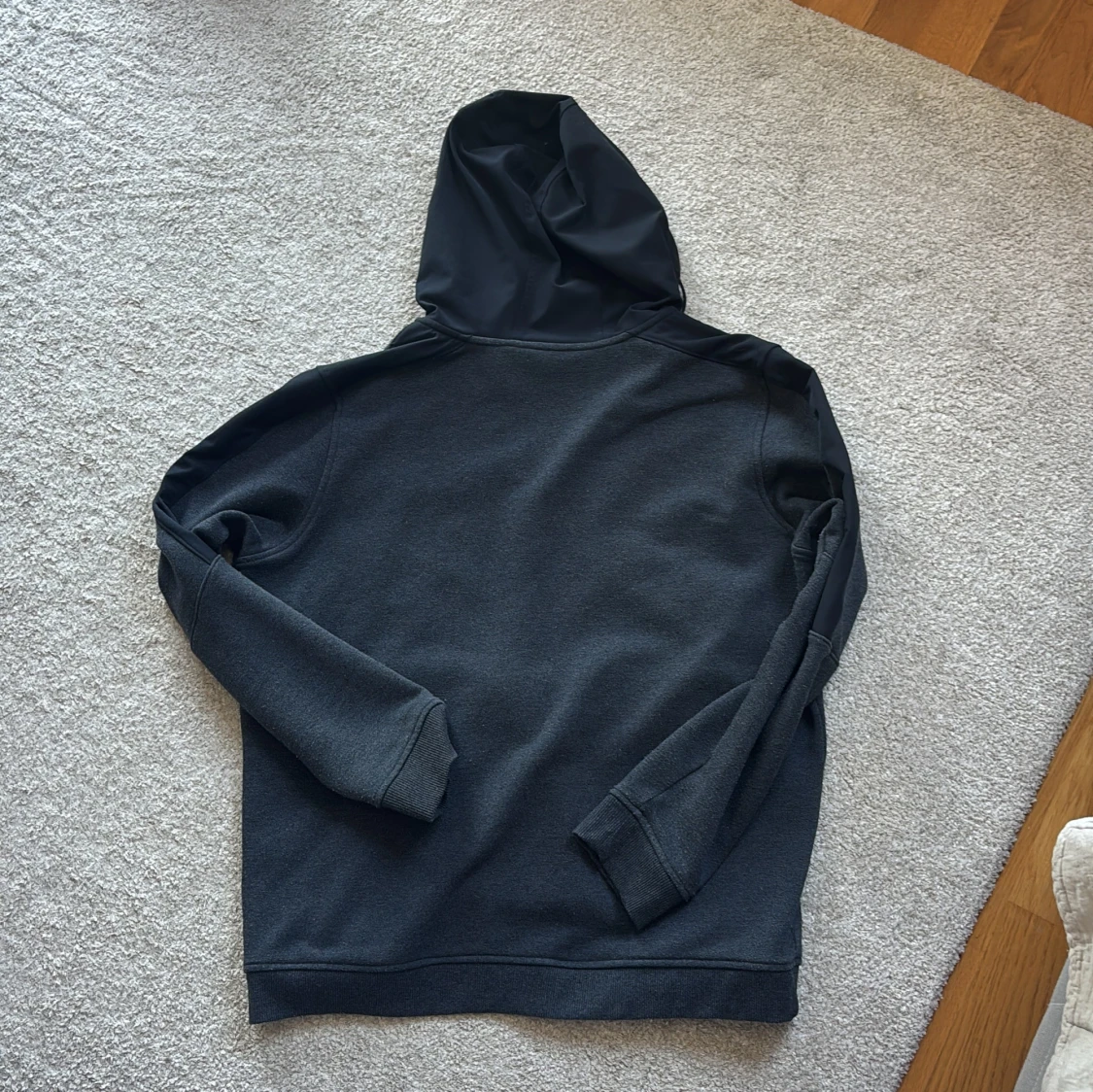 Mörkgrå hoodie från Under Armour - 2