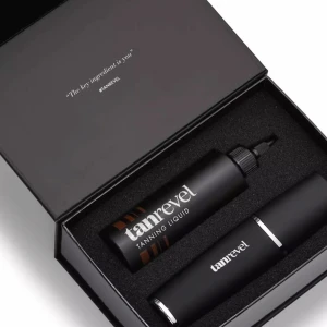 Tanrevel Tanning Kit - Tanrevel pro kit (testat av mig så använt sprayen 2 gånger) Perfekt för att få en solkysst look. Jag säljer mitt kit då det inte funkade för mig, så den har aldrig kommit till användning för egen del men vet att andra har tyckt om produkten. 🩷