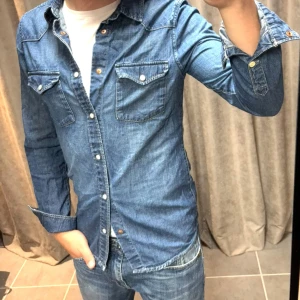 Fet jeansskjorta från HM - En riktigt nice och snygg jeansskjorta från HM i strl XS, killen på bilden är 173 och priset går såklart att diskutera✌🏽